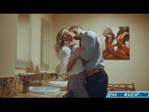 ❤️ Pe a faaosoosoina oe e se blonde busty i totonu o se faletaele lautele ❤️ Vitio feusua'iga  ❤